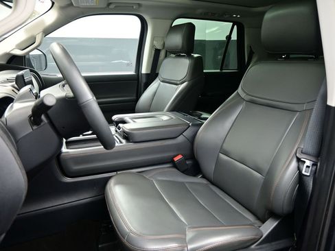 Used 2025 Ford Expedition Active image 8