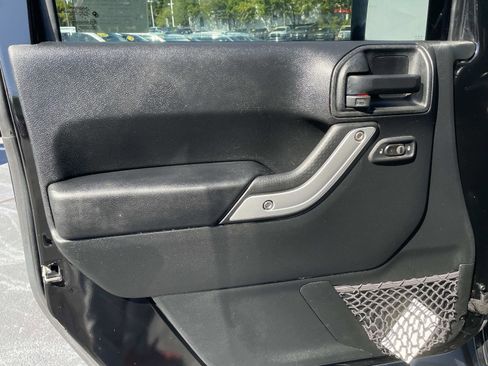 Used 2017 Jeep Wrangler Unlimited Sahara AWD/4WD image 13