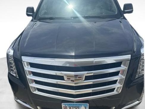 Used 2016 Cadillac Escalade Luxury AWD/4WD image 2
