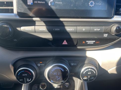 Used 2021 Hyundai Venue SEL image 16