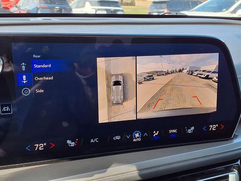 Used 2024 Chevrolet Traverse LT w/ Midnight/Sport Edition image 5