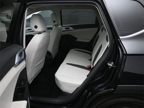 Certified 2025 Volkswagen Taos SE w/ Panoramic Sunroof Package image 29