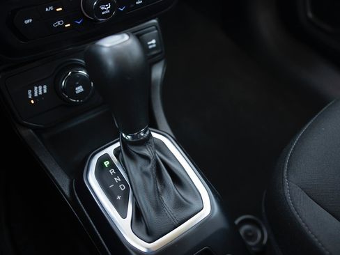 Used 2023 Jeep Renegade Latitude AWD/4WD image 11