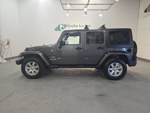 Used 2018 Jeep Wrangler Unlimited Sahara w/ Dual Top Group AWD/4WD image 3