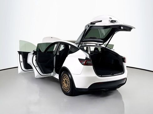 Used 2022 Tesla Model Y Long Range AWD/4WD image 31