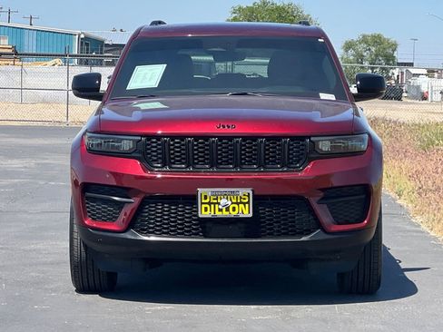Used 2025 Jeep Grand Cherokee Altitude AWD/4WD image 9