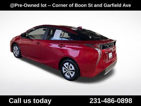 Used 2016 Toyota Prius Four FWD image 3