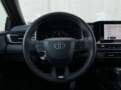 Used 2025 Toyota Camry SE image 32