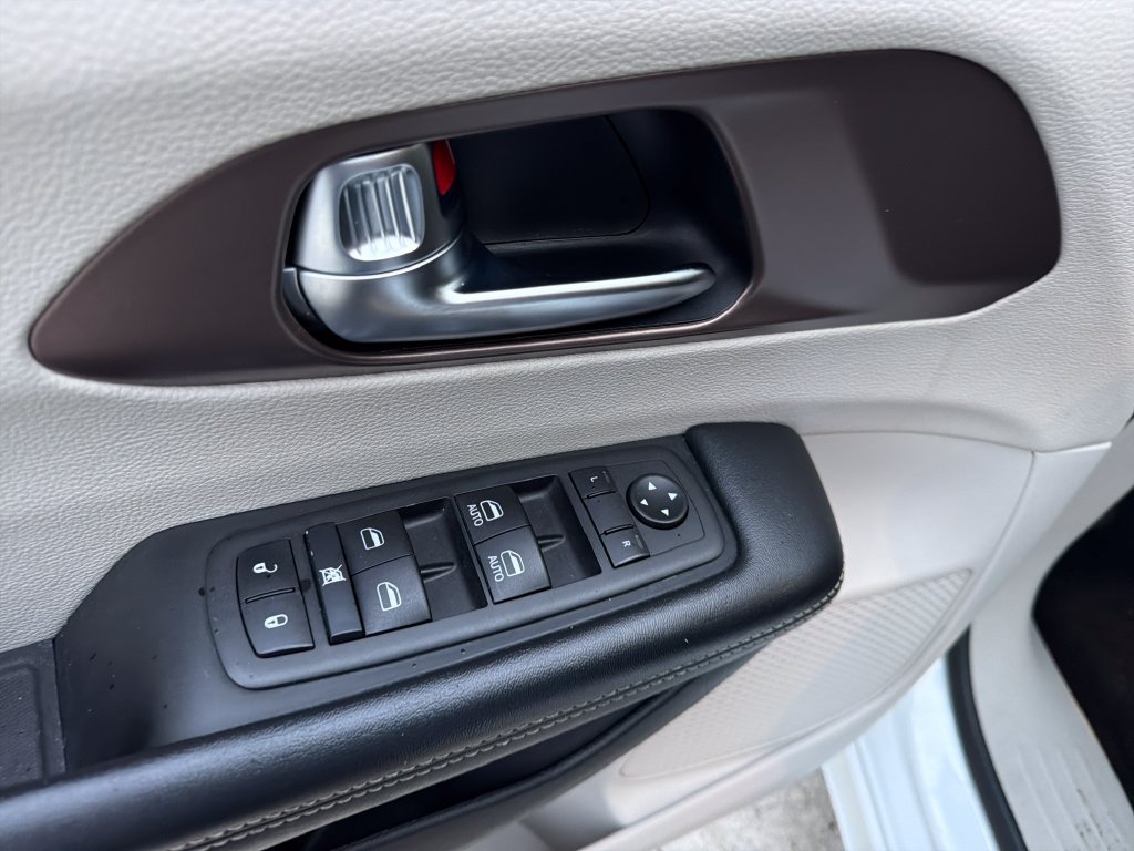Used 2023 Chrysler Voyager LX FWD image 16
