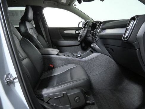 Used 2021 Volvo XC40 T4 Momentum FWD image 10