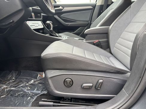 Used 2025 Volkswagen Jetta SE image 27