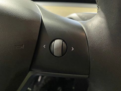 Used 2022 Tesla Model Y Long Range image 17