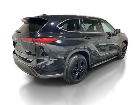 Used 2022 Toyota Highlander XLE AWD/4WD image 4