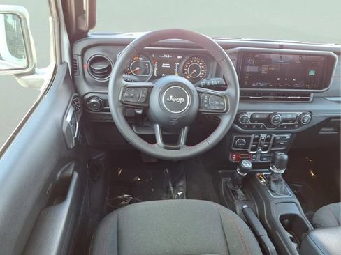 Used 2025 Jeep Wrangler Unlimited Rubicon AWD/4WD image 4