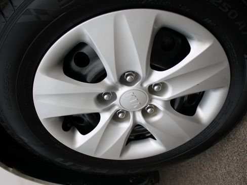 Used 2017 Kia Forte LX image 8