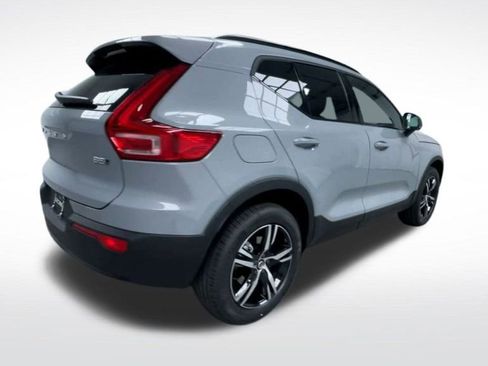 New 2026 Volvo XC40 B5 Core w/ Climate Package image 25