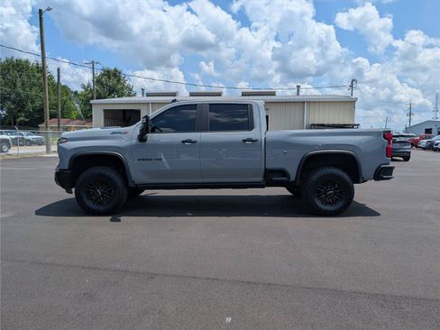 Used 2024 Chevrolet Silverado 2500 ZR2 w/ Technology Package AWD/4WD image 2