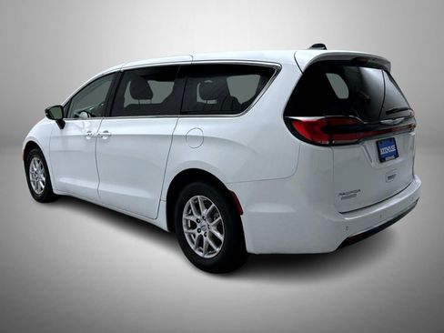 Used 2024 Chrysler Pacifica Touring-L image 7