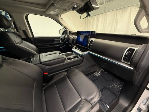 Used 2025 Ford Expedition Max Platinum AWD/4WD image 8