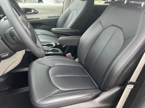 Used 2023 Chrysler Pacifica Touring-L FWD image 21