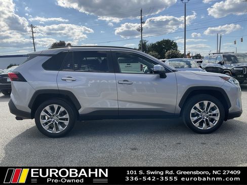 Used 2021 Toyota RAV4 XLE Premium image 12