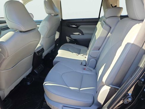 Used 2022 Toyota Highlander XLE AWD/4WD image 34