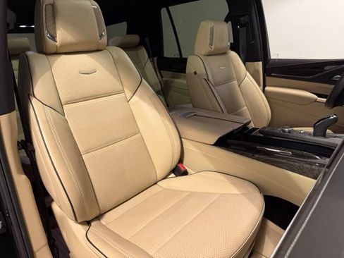 Certified 2024 Cadillac Escalade Premium Luxury w/ Performance Package AWD/4WD image 33
