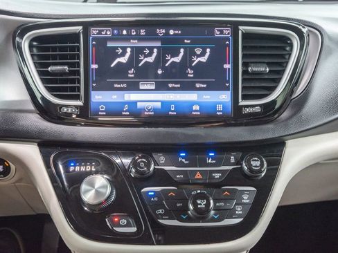 Used 2023 Chrysler Pacifica Touring-L FWD image 28
