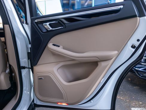 Certified 2026 Porsche Macan AWD/4WD image 30