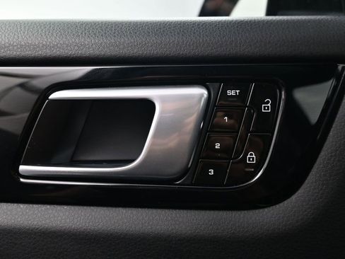 Used 2020 Porsche Cayenne image 18