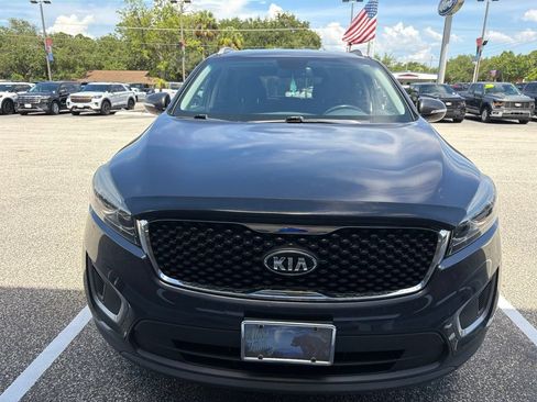 Used 2017 Kia Sorento AWD w/ LX Convenience Package image 2