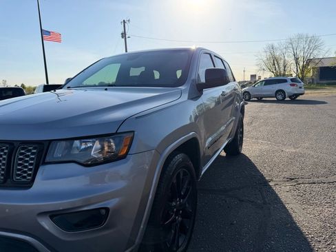 Used 2017 Jeep Grand Cherokee Altitude AWD/4WD image 15