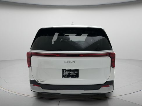 Used 2025 Kia Carnival FWD image 6