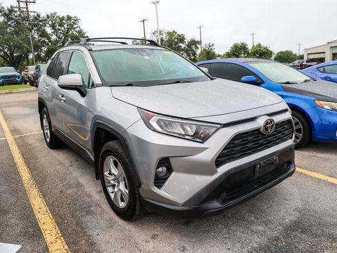 Used 2021 Toyota RAV4 XLE w/ Convenience Package FWD image 6