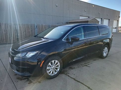 Used 2017 Chrysler Pacifica Touring w/ Tire & Wheel Group FWD image 6