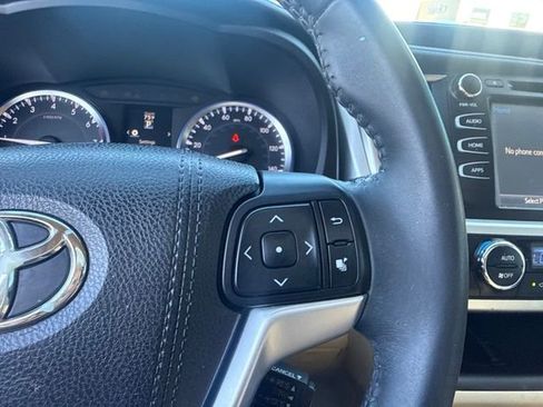 Used 2016 Toyota Highlander XLE AWD/4WD image 25