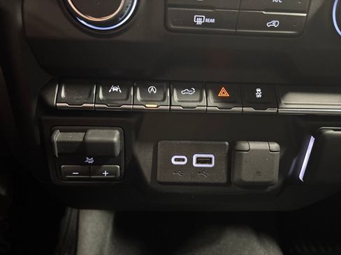 Used 2025 Chevrolet Silverado 1500 Custom image 25