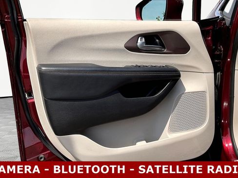Used 2017 Chrysler Pacifica Touring-L w/ Tire & Wheel Group FWD image 20