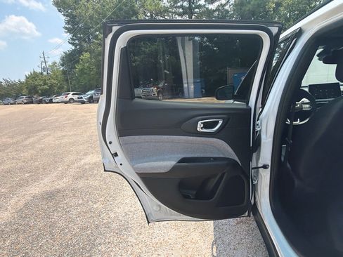 Used 2024 Jeep Compass Latitude AWD/4WD image 34