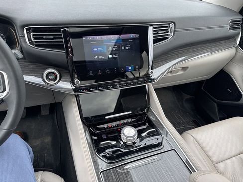 Used 2022 Jeep Wagoneer Series III w/ Premium Group I image 11