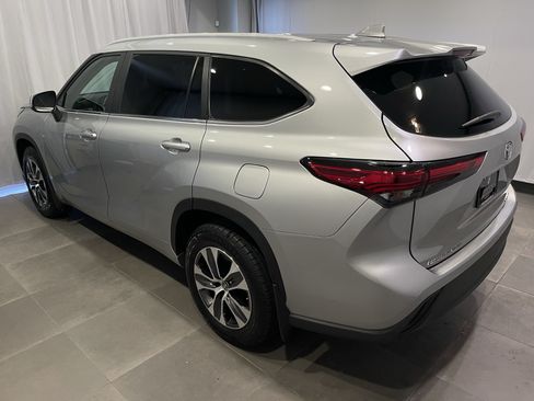 Used 2023 Toyota Highlander XLE AWD/4WD image 4