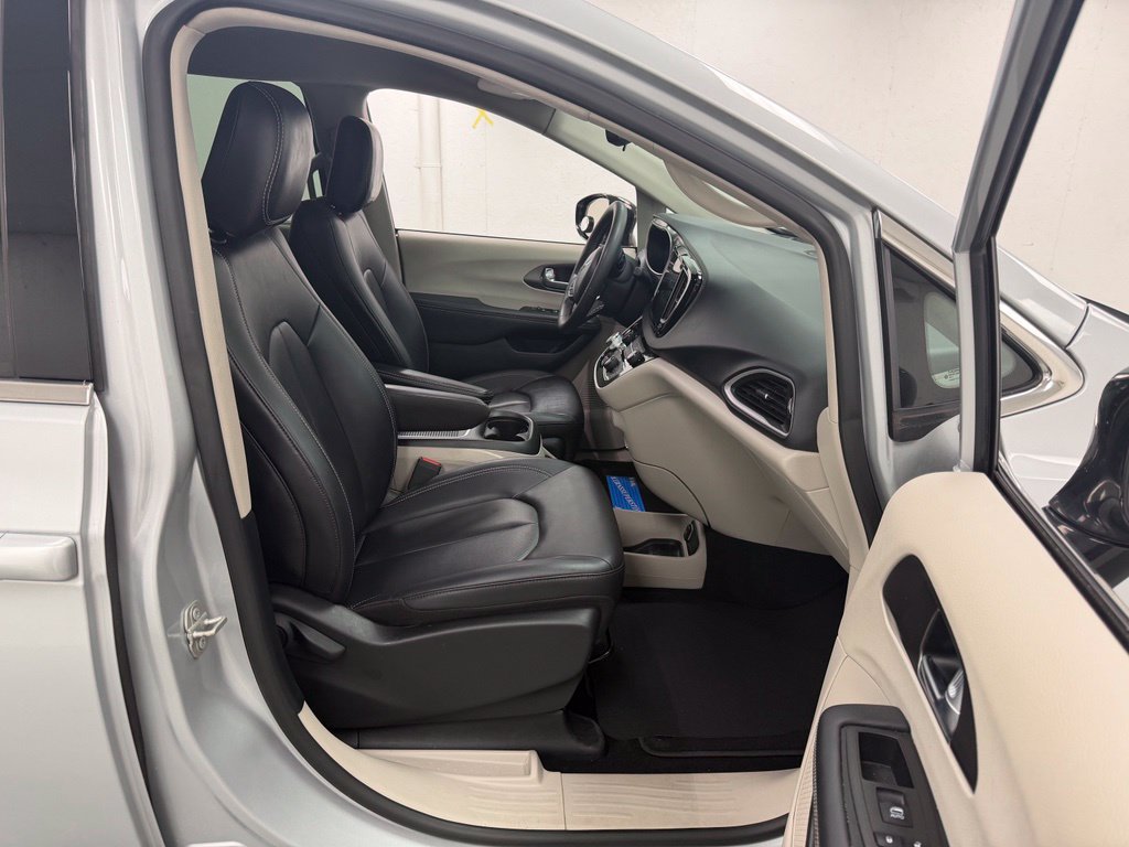 Used 2024 Chrysler Pacifica Touring-L FWD image 11
