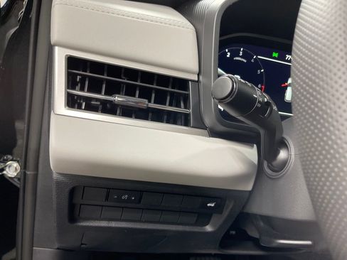 New 2025 Mitsubishi Outlander SE image 7