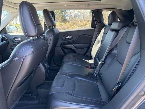 Used 2019 Jeep Cherokee Limited image 17