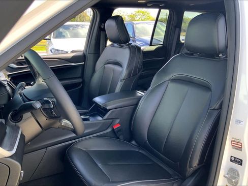 Used 2025 Jeep Grand Cherokee Limited w/ Black Appearance Package image 7