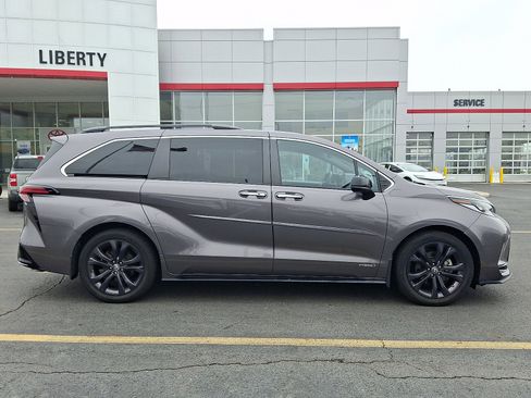 Used 2021 Toyota Sienna XSE w/ XSE Plus Package image 7