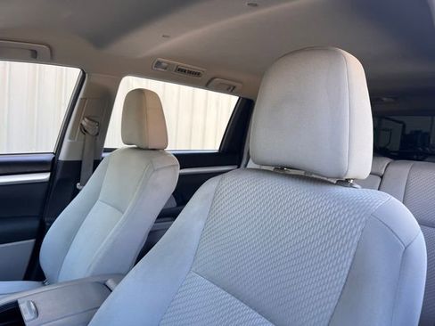 Used 2016 Toyota Highlander LE image 13