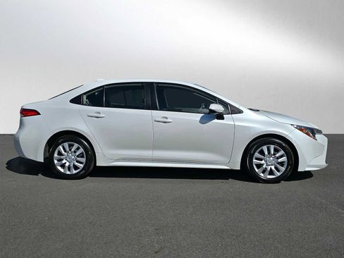 Used 2022 Toyota Corolla LE FWD image 2