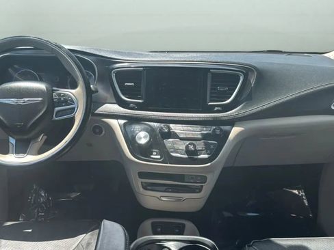 Used 2017 Chrysler Pacifica Limited FWD image 10