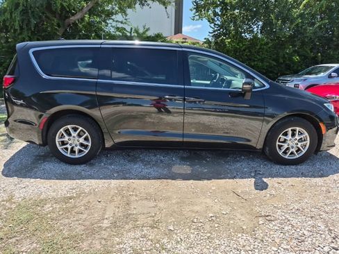 Used 2023 Chrysler Pacifica Touring-L FWD image 5